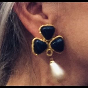 Stunning CHANEL faux pearl navy blue drop earrings